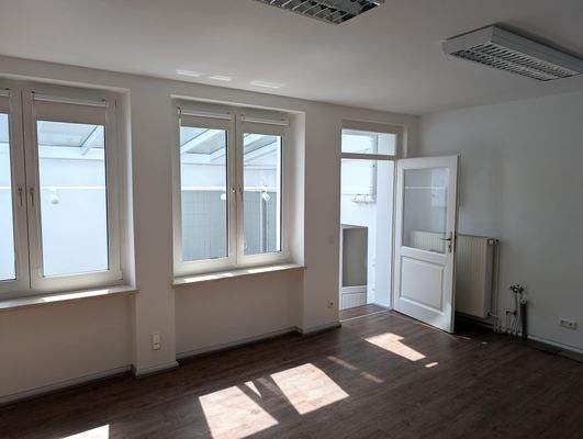 Heller Arbeitsraum EG