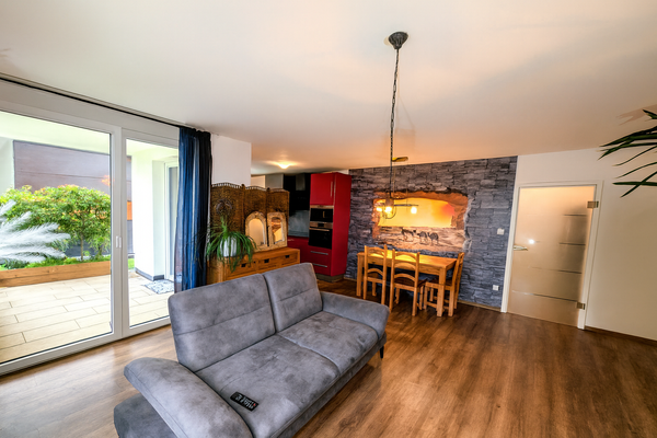 ...mit genug Platz für die Couch und den Essbereich