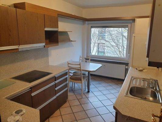 Küche mit Einbauküche