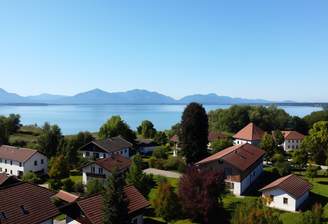 Landidylle am See und Berg (Musterbild)Hinweis: Zur Wahrung der Privatsphäre wurden die Originalbilder KI-basiert verfremdet. Die gezeigten Vergleichsmusterbilder dienen ausschließlich der optischen Orientierung
