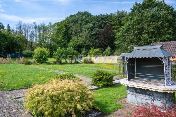 Blick vom Grillplatz in den Garten