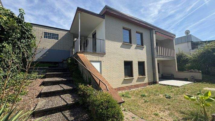 Hausansicht mit Garage 