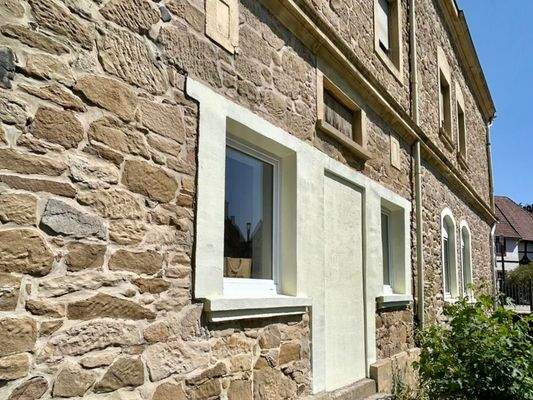 Seitliche Bruchsteinfassade