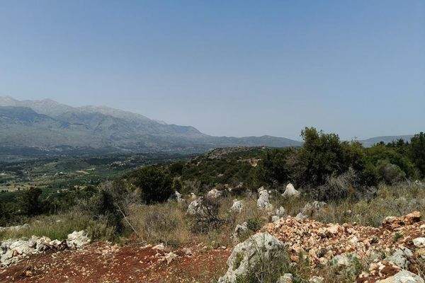 Kreta, Litsarda: Ruhiges Grundstück mit Baugenehmigung und atemberaubender Aussicht auf die Landschaft zu verkaufen