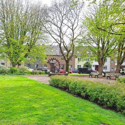 Kleiner Park neben Gebäude