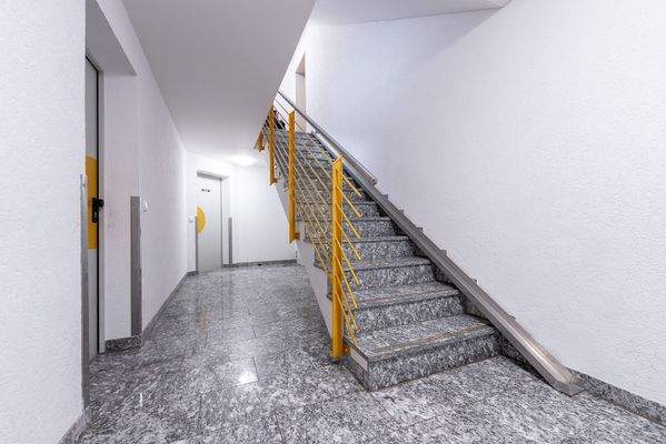 Treppenhaus mit Marmorfliesen