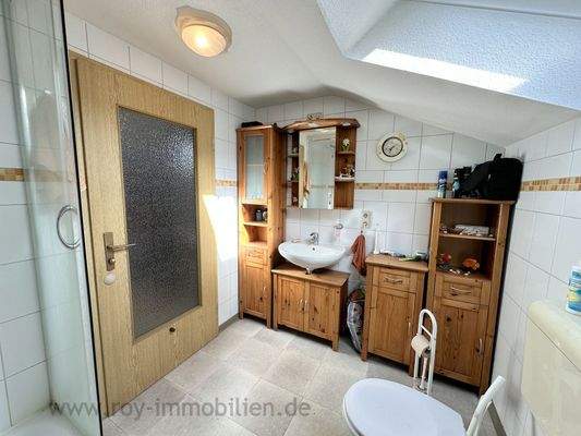 ...mit Dusche, WC und Waschtisch