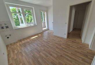 Helles Wohnzimmer mit Balkon