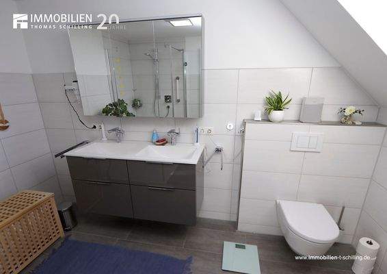  ZFH2552 •  Moderes Duschbad im Dachgeschoss