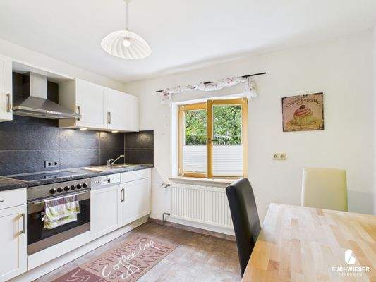 Helle Küche mit Esstisch