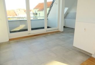 * Balkon* Hier wird saniert * 4 Zimmer sold Wohnung in Werdau zu vermieten!