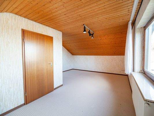 Heller Schlafraum im Dachgeschoss mit Fernblick