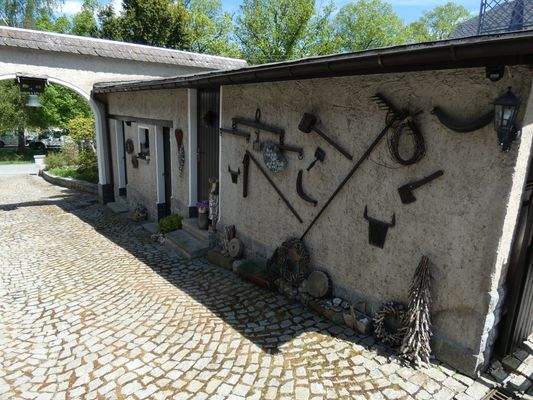 Wirtschaftsgebäude mit getrennter Toilettenanlage