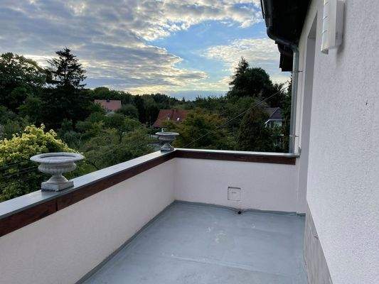 großer Balkon mit Fernblick