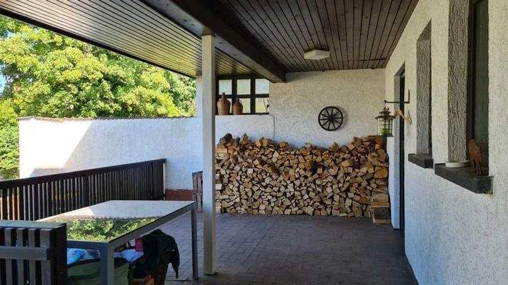 Überdachte Terrasse EG