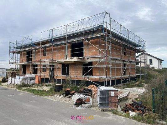 Seitenansicht: auf der rechte Seite finden Sie Platz für Ihr Auto und den Weg in den Garten (Baufortschritt 25.09.2025)