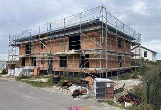 Seitenansicht: auf der rechte Seite finden Sie Platz für Ihr Auto und den Weg in den Garten (Baufortschritt 25.09.2025)