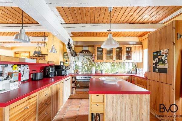 Landhausküche mit Kochinsel