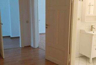 02-Flur, von Wohnungstür aus.jpeg