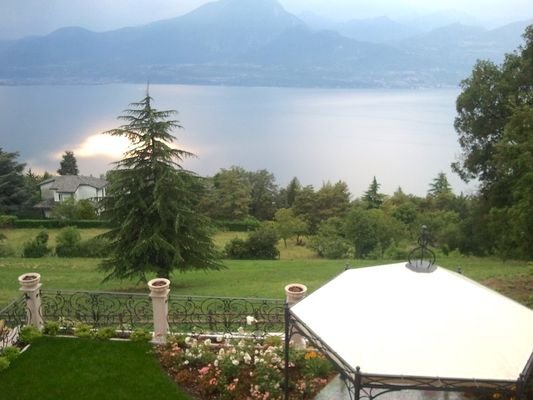 Lago-di-Garda-vista-Lago-villa-rustico-piscina-giardino-parco-lusso