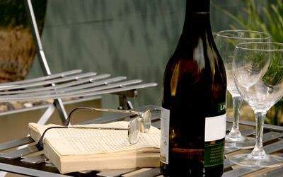 Terrasse mit Wein.jpg