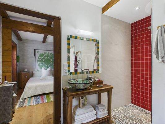 Blick vom Badezimmer ins Schlafzimmer