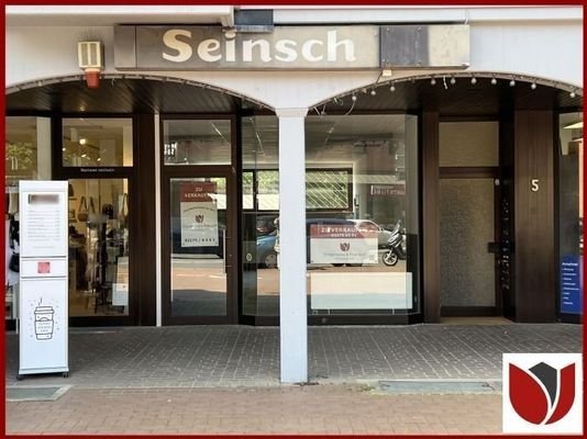 Überdachter Weg entlang der Schaufenster