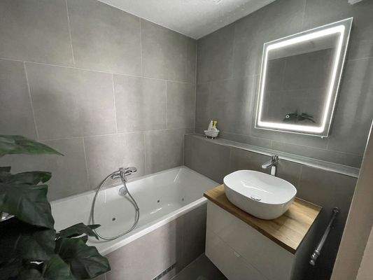 Erstes Bad mit Whirl-Wanne