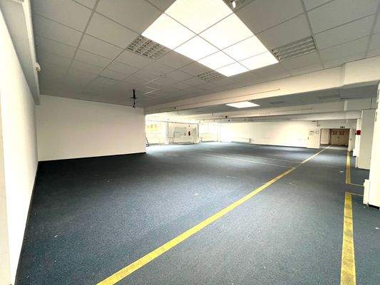 Industriehalle mit Büro