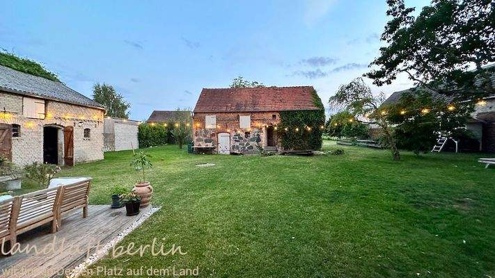 Vorderer Garten mit freistehender Scheune.jpg