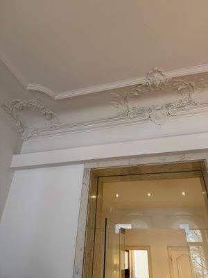 Tolle dekorative Stuckleisten im Wohnzimmer.