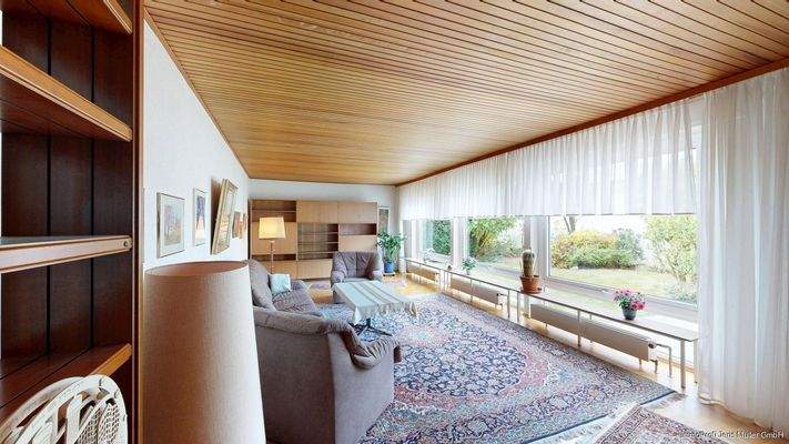 Großes Wohnzimmer mit Blick in den Garten