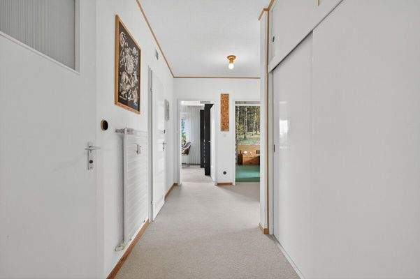 Perspektive entlang des Flures von vorne nach hinten