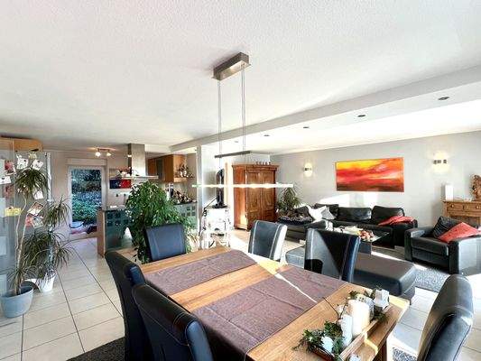 Offener Wohn- und Essbereich mit Küche