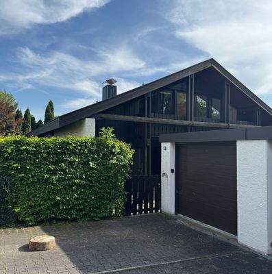 Außenansicht mit Garage