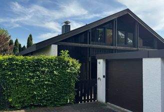 Außenansicht mit Garage