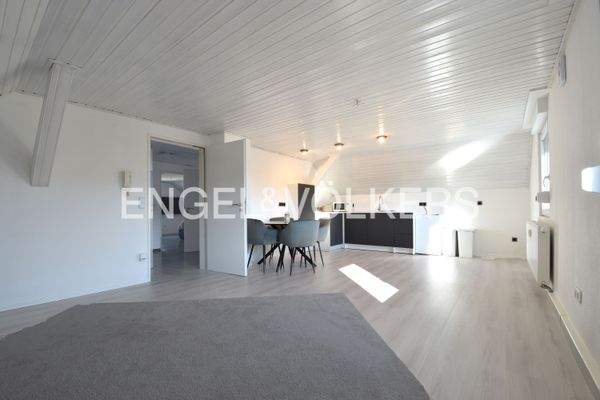 Wohn- Essbereich mit Teeküche im DG