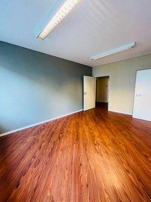 Zwei Büros mit Durchgangstür