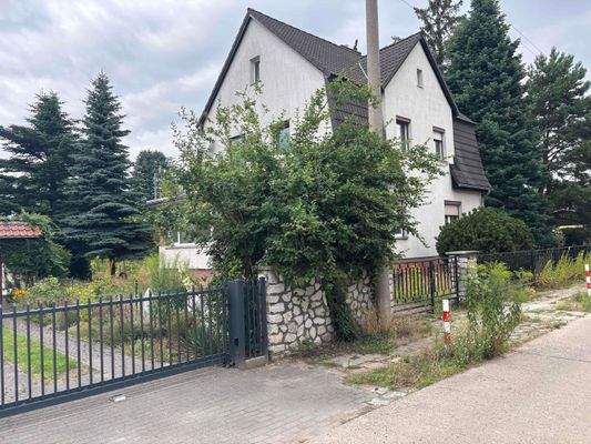 Straßenblick auf das Vorderhaus