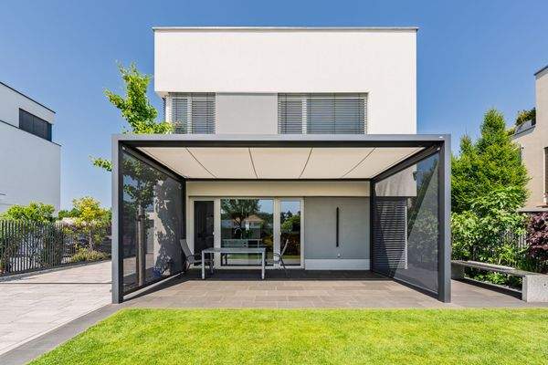 Große überdachte Terrasse mit hochwertigem Sonnenschutz