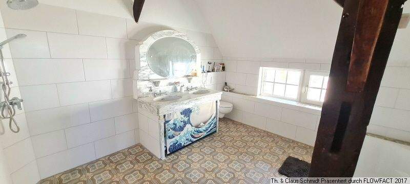 Badezimmer mit Badewanne und Dusche