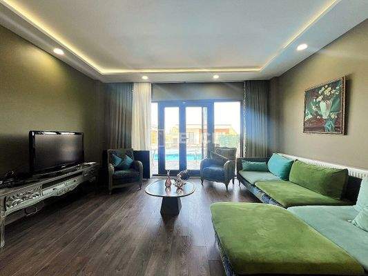 Villa with a Private Garden and Pool in İstanbul Büyükçekmece