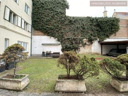 Garten mit Sitzgelegenheit