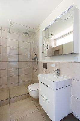 Bad mit Dusche und Waschmaschinenanschluss