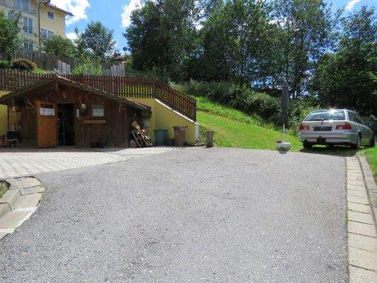 geteerter und gepflasterter Hofraum 