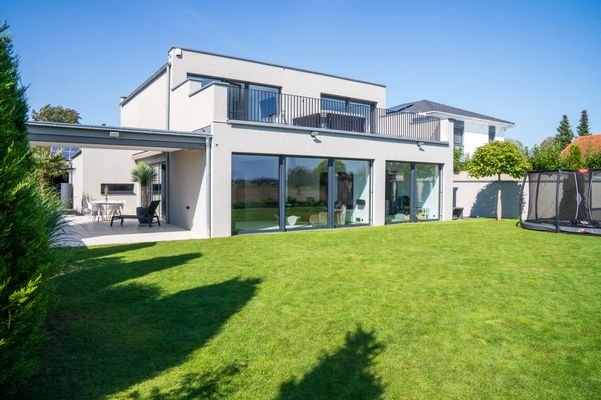 Hausansicht mit Gartenfläche