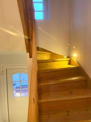 Holztreppe mit LED Beleuchtung
