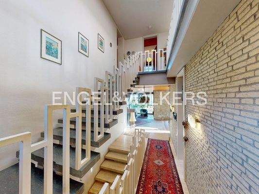 Flurbereich und Treppenaufgang im EG