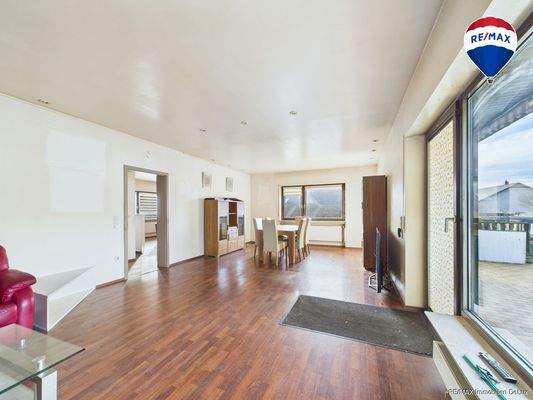 REMAX Immobilien DeLux Bungalow in Wadrill Wohnzimmer