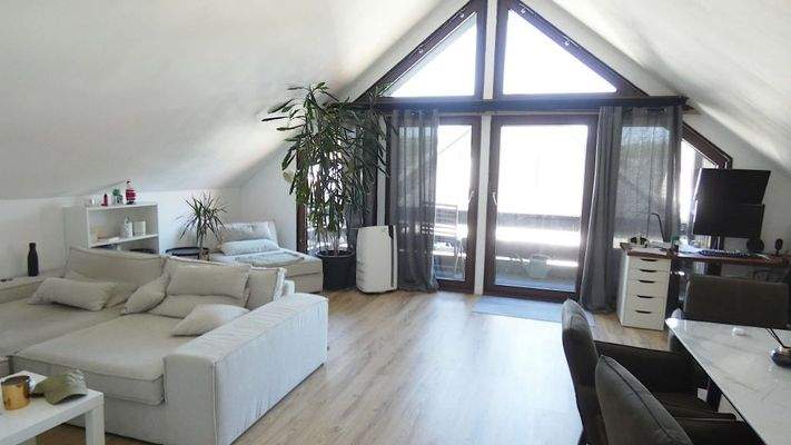 OG: Wohnzimmer mit Balkon